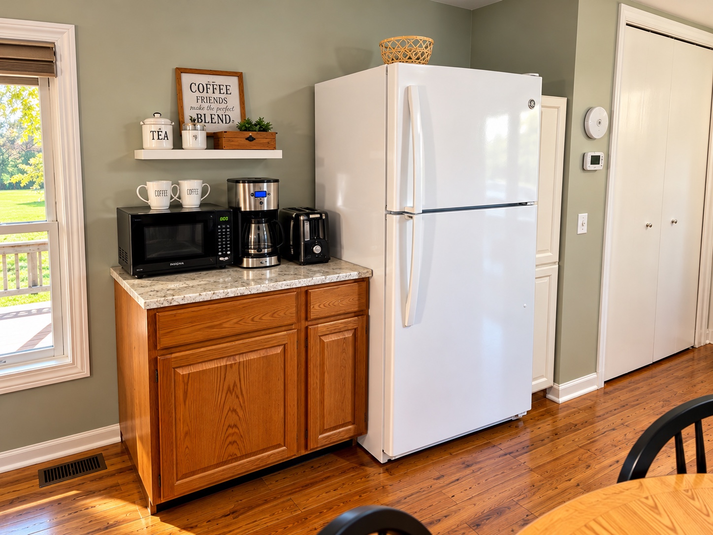 Coffee station and refrigerator
